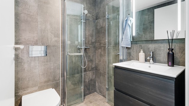 Badet i denne etasjen har like fliser og innredning som det andre badet og