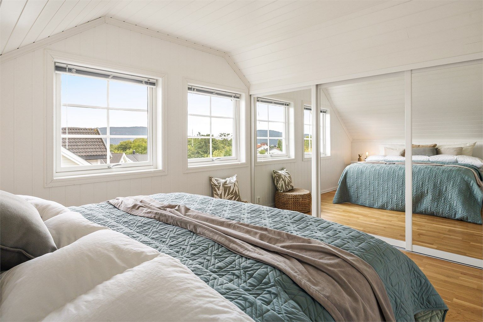 Hovedsoverommet er av god størrelse og har en plassbygd skyvedørsgarderobe med speilfronter.
