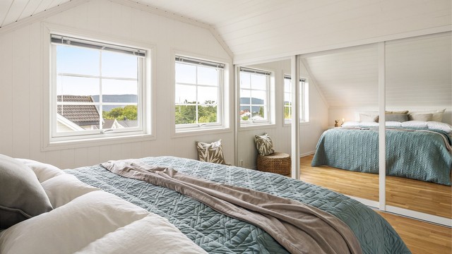 Hovedsoverommet er av god størrelse og har en plassbygd skyvedørsgarderobe med speilfronter.