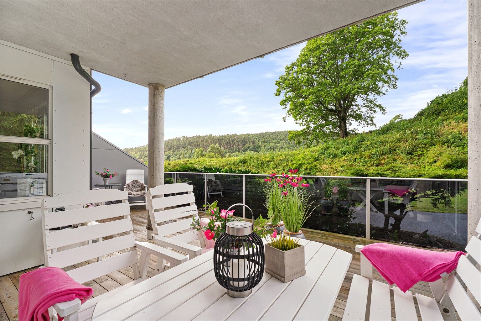 Endeleilighet i borettslaget med naturskjønne omgivelser, sol fra ca. kl. 12-19 og nytt terrassegulv for ca. 4 år siden 