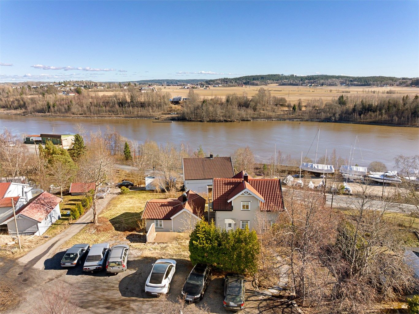 Leiligheten er én av totalt tre i sameiet og disponerer biloppstillingsplass på felles gårdsplass inntil adkomstveien.