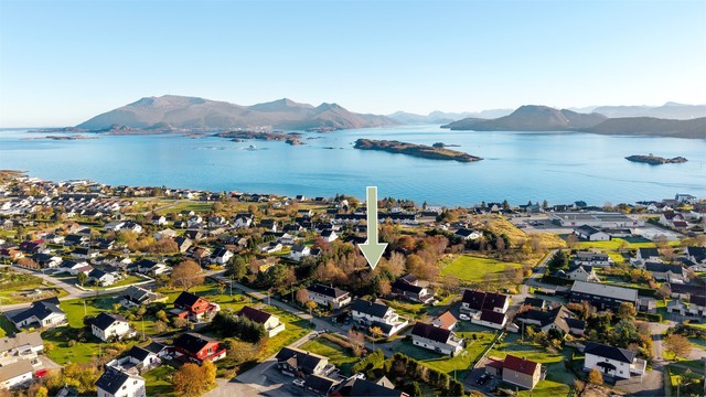 Fra nærområdet er det vidstrakt utsyn mot kystlandskapet og Sunnmørsalpene