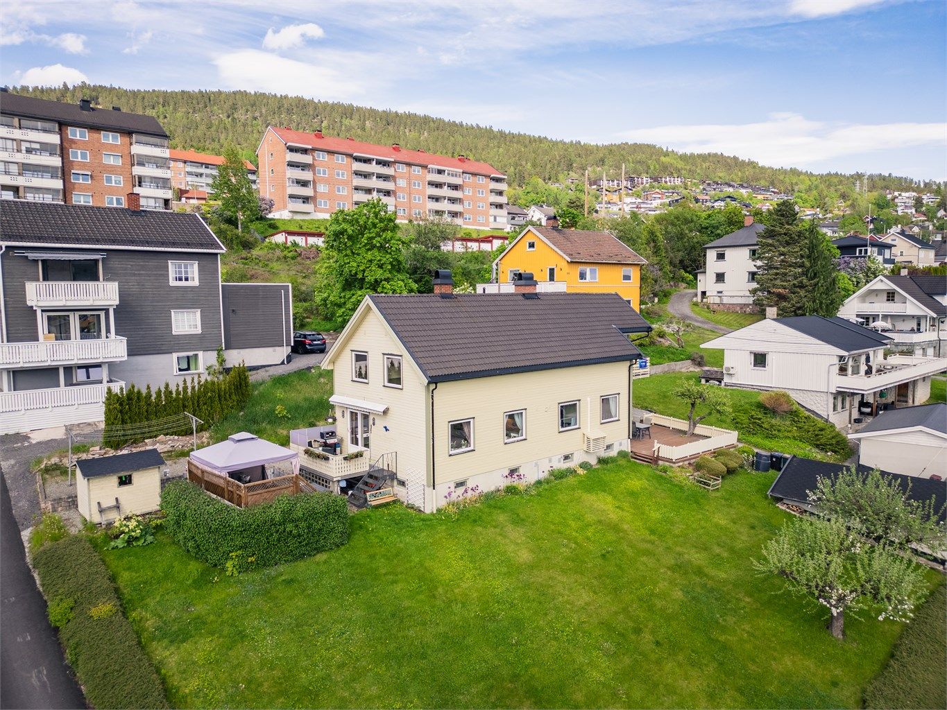 Eiendommen er beliggende i et etablert, barnevennlig og attraktivt boligområde på Åssiden.