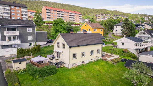 Eiendommen er beliggende i et etablert, barnevennlig og attraktivt boligområde på Åssiden.