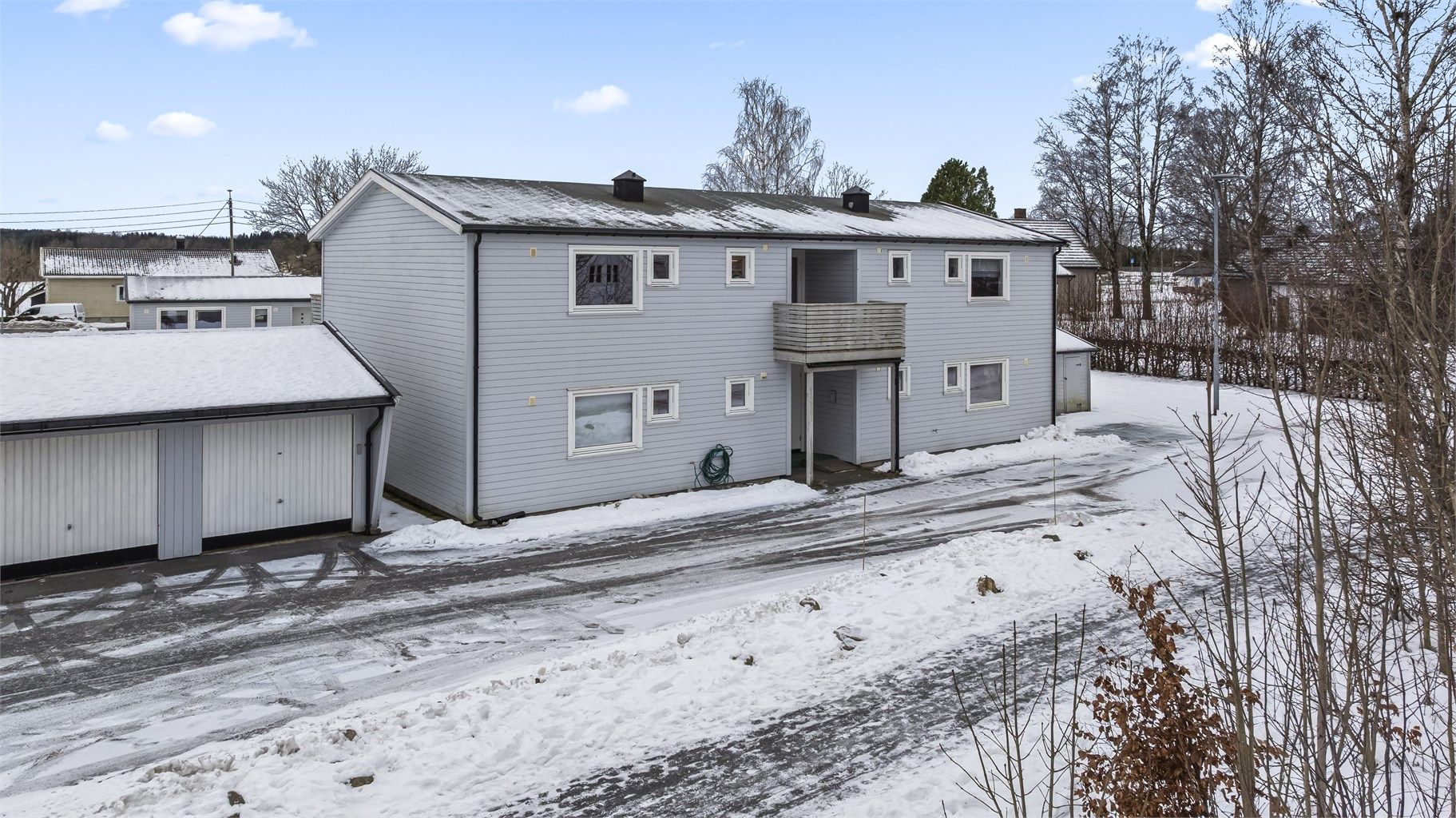 Felles inngang for de 4 leilighetene. Mulighet for å leie garasjeplass (ventelisteprinsipp)