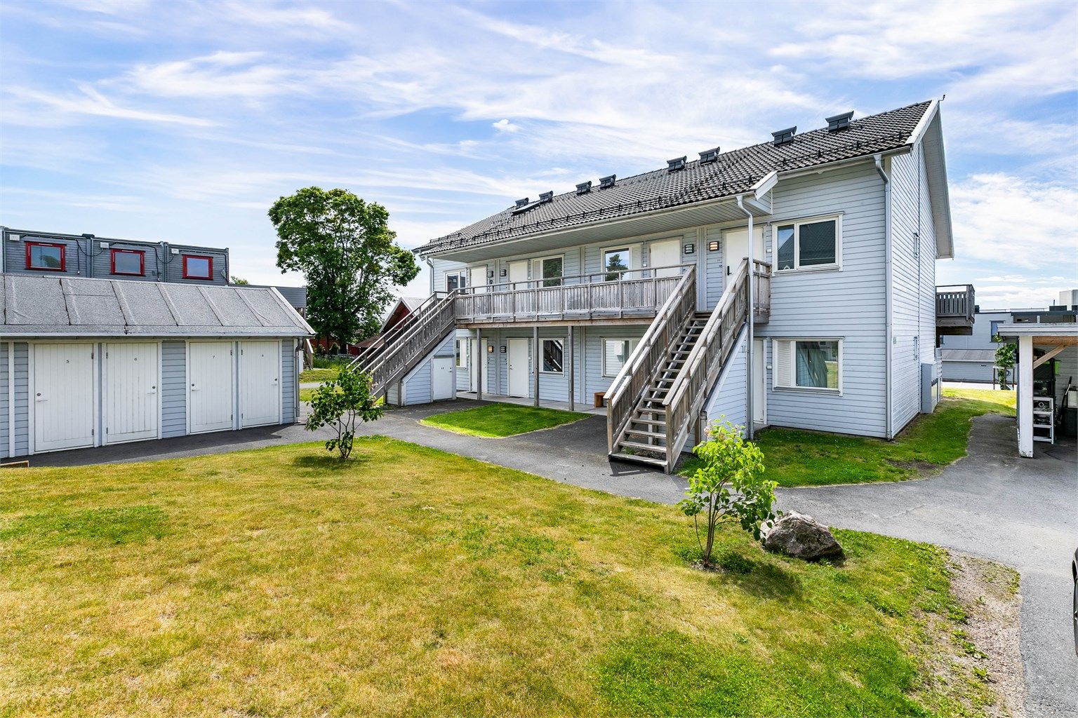 Det er meget enkel adkomst til leiligheten - helt uten trapper.
Leiligheten disponerer utvendig bod på bakkeplan.