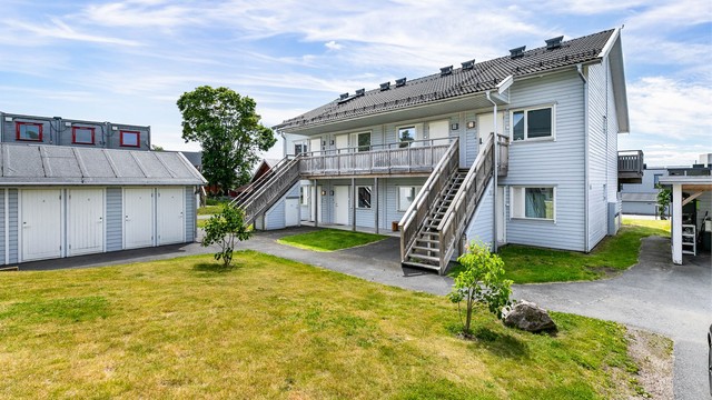 Det er meget enkel adkomst til leiligheten - helt uten trapper.
Leiligheten disponerer utvendig bod på bakkeplan.