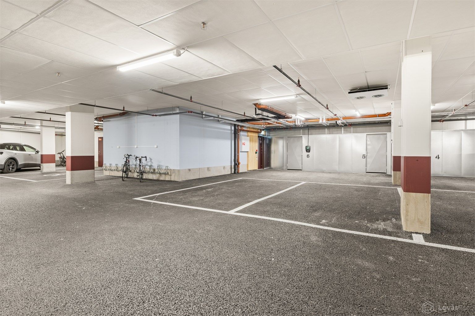  I kjelleren finner du 2 garasjeplasser etter hverandre, samt elbillader og godt med bodplass