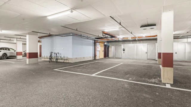 I kjelleren finner du 2 garasjeplasser etter hverandre, samt elbillader og godt med bodplass