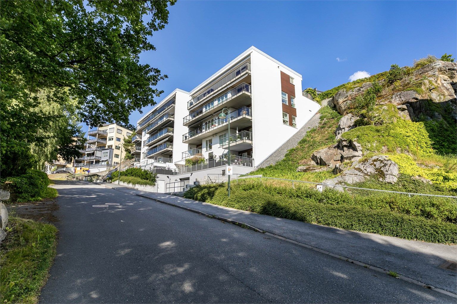 Sameiet består av 17 boligseksjoner og ligger tilbaketrukket i Røysåsen, like utenfor sentrum.