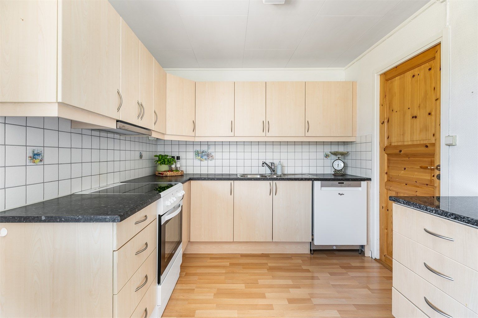 Kjøkkeninnredningen er fra 2006 og meget velholdt. 