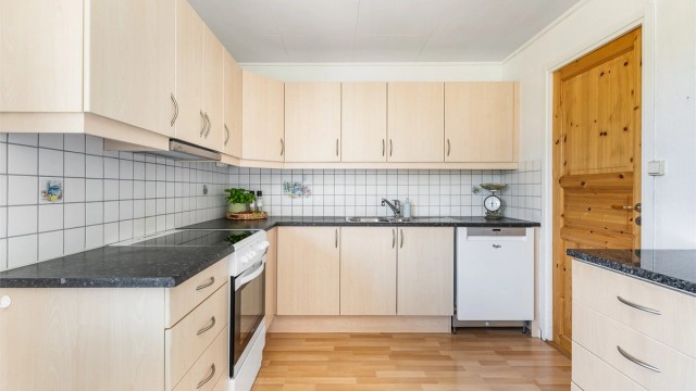 Kjøkkeninnredningen er fra 2006 og meget velholdt.