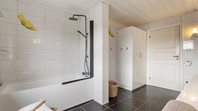 Badet er utstyrt med badekar med vegghengt armatur.