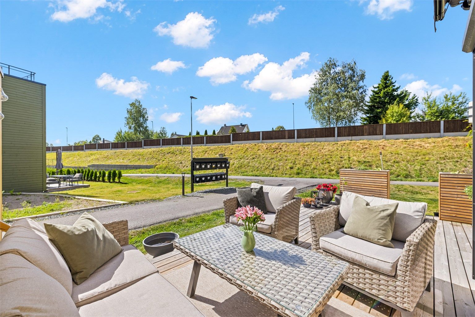 Hovedterrassen har god plass til en romslig sittegruppe for sosiale anledninger.