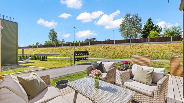 Hovedterrassen har god plass til en romslig sittegruppe for sosiale anledninger.