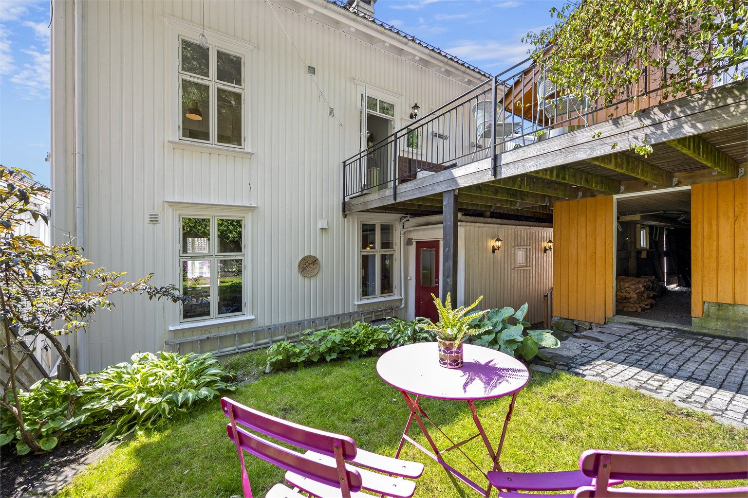 Eiendommen har inngjerdet hage i front og skjermet uteareal bak huset. 