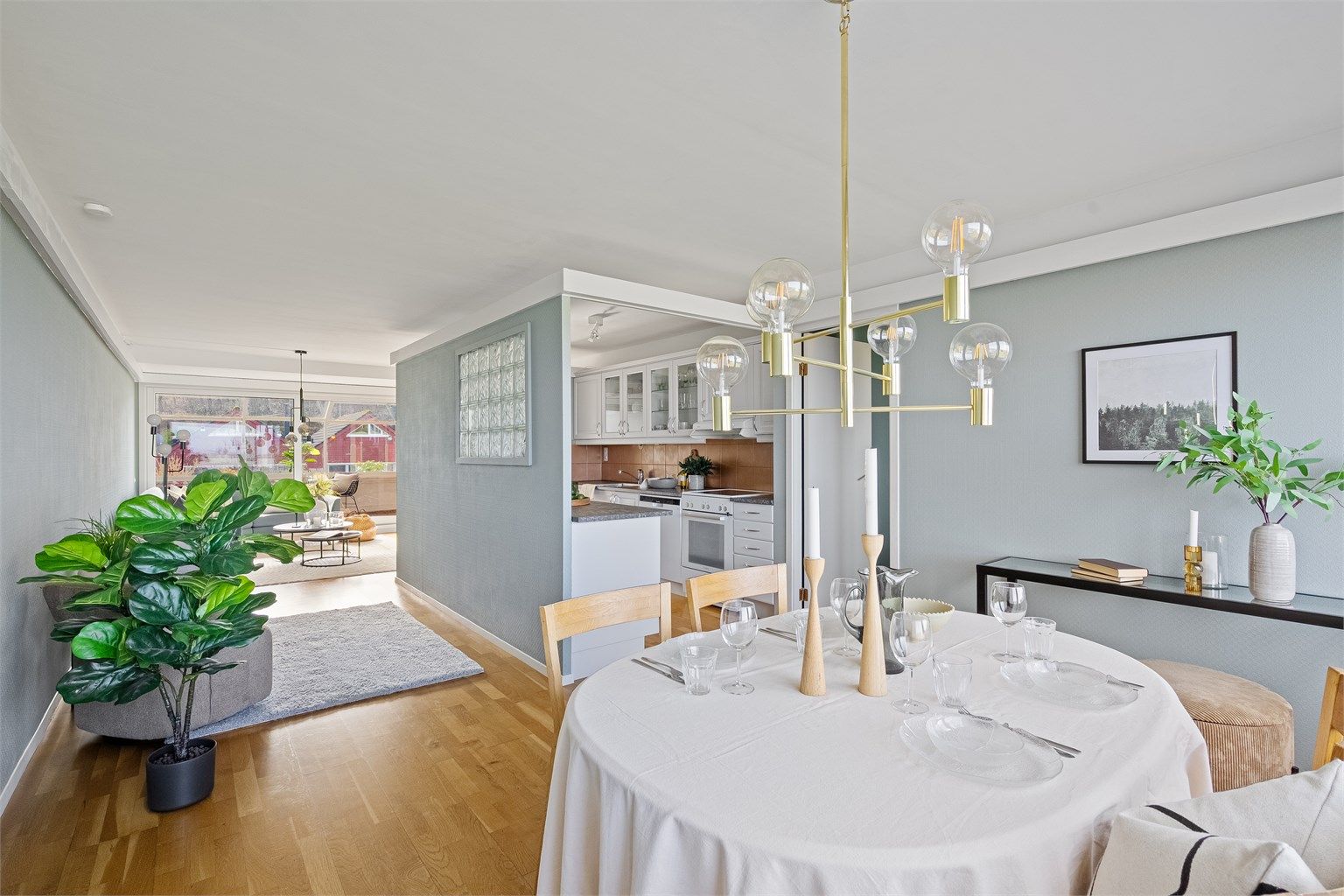  Siden leiligheten er gjennomgående får man godt med lys gjennom hele leiligheten.