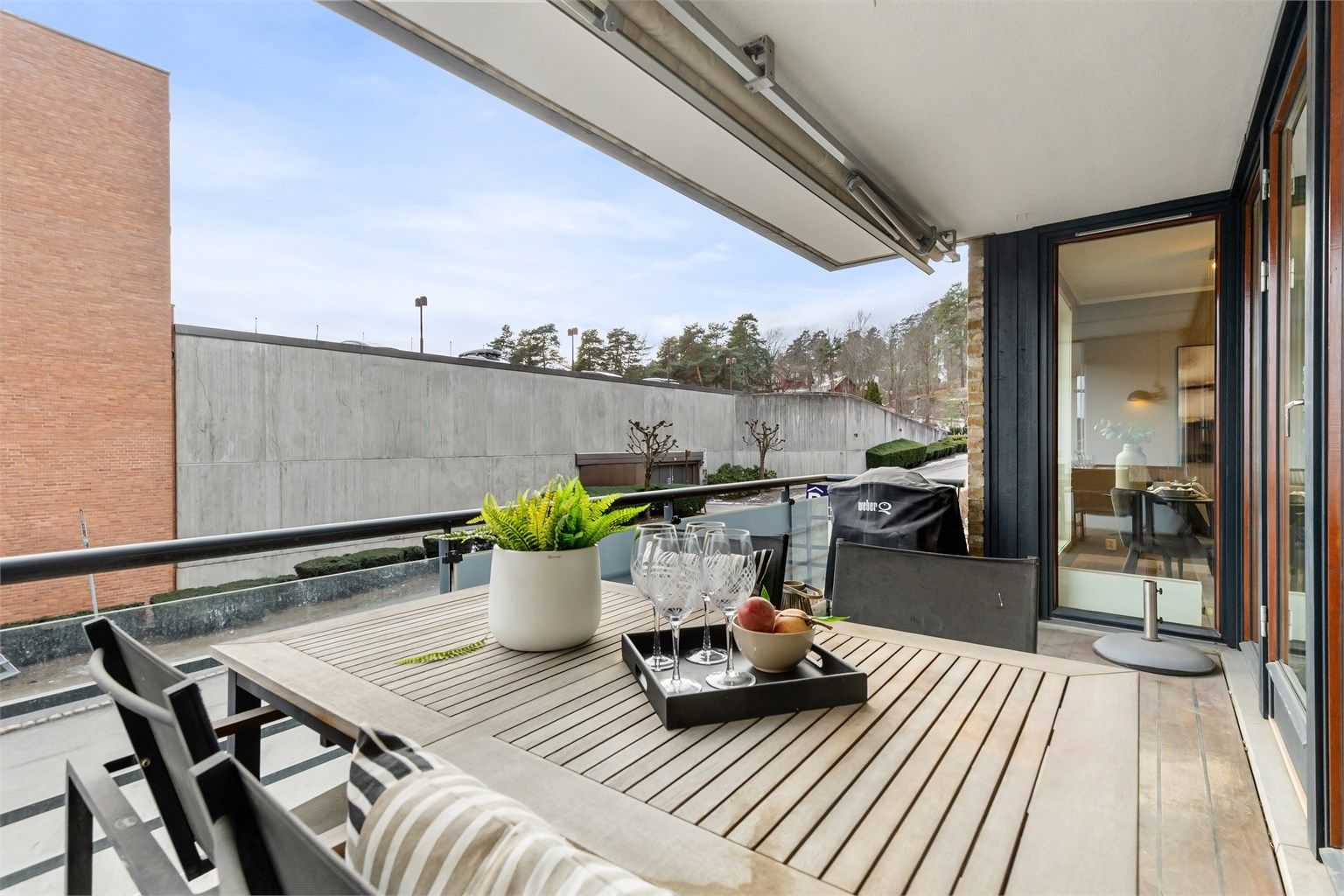 God plass til utemøbler for sosiale lag eller avslapning.