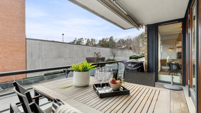 God plass til utemøbler for sosiale lag eller avslapning.