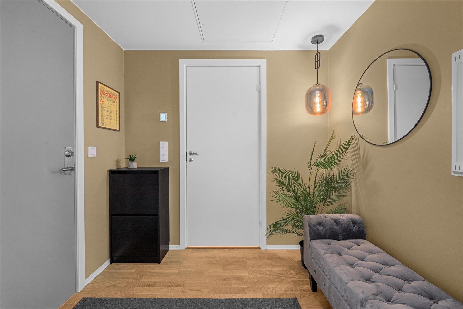 Ta av deg skoene og heng av deg jakken før du tar turen videre i ditt nye hjem.