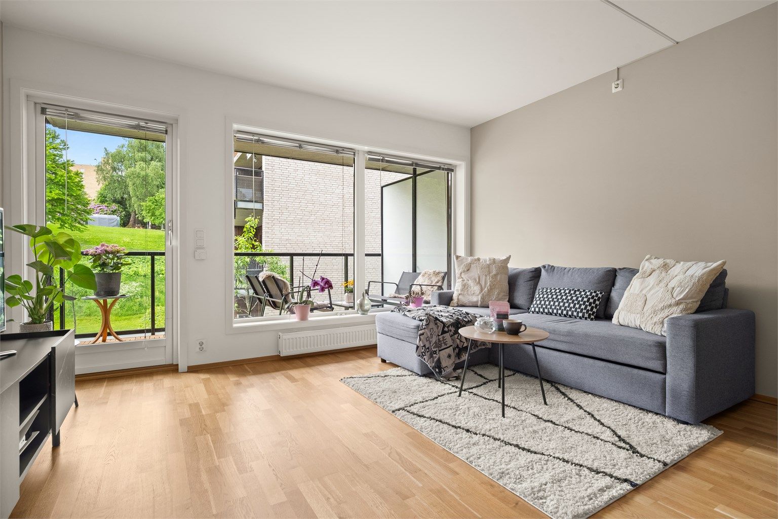 Stuen har parkett på gulvet og oppvarming via radiatorer tilknyttet fellesanlegget for vannbåren varme (a-konto).