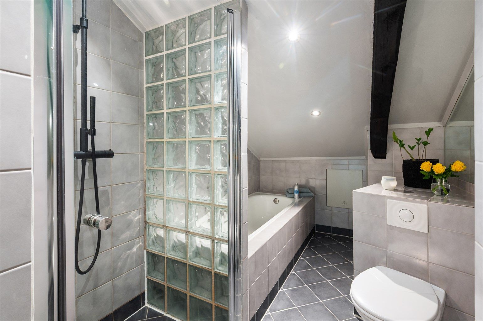 Det er downlights i tak og varmekabler i gulv.