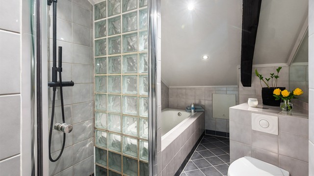 Det er downlights i tak og varmekabler i gulv.