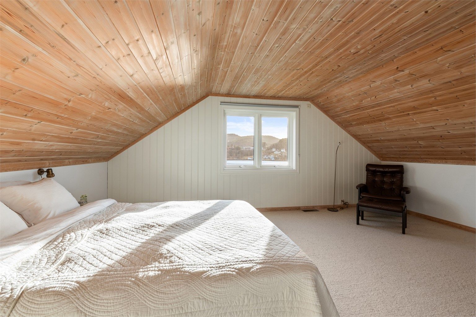 Stort soverom i 2. etasje (disp. rom på byggetegninger)