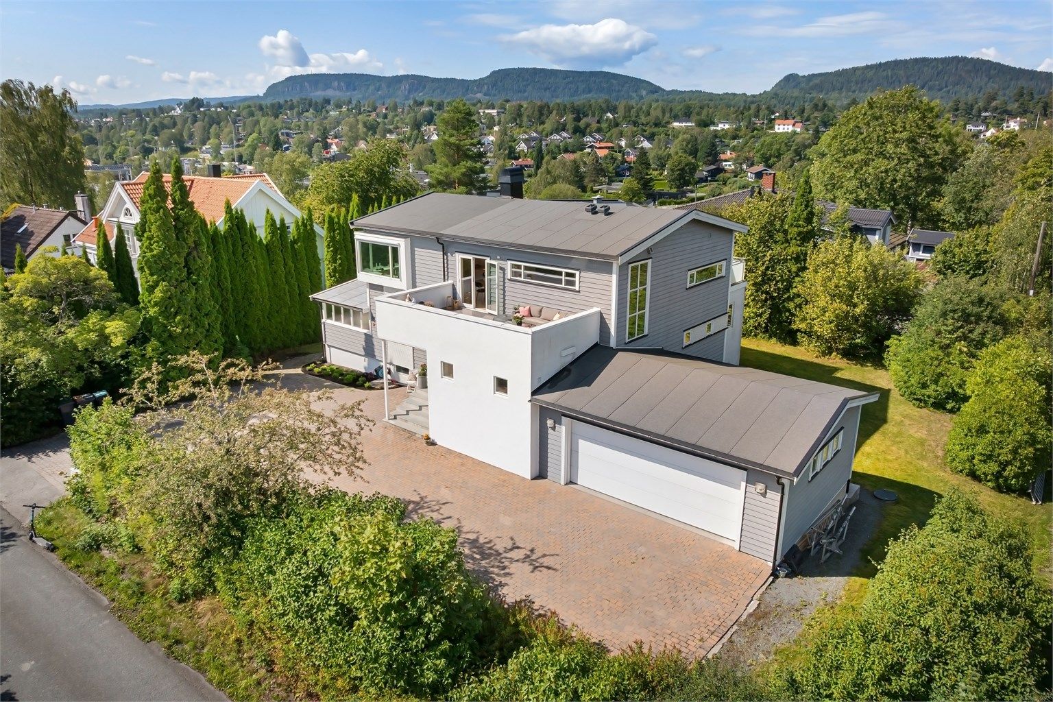 Her får du en unik kombinasjon av privatliv, førsteklasses beliggenhet og gjennomtenkte løsninger samt dobbel garasje og stor gårdsplass