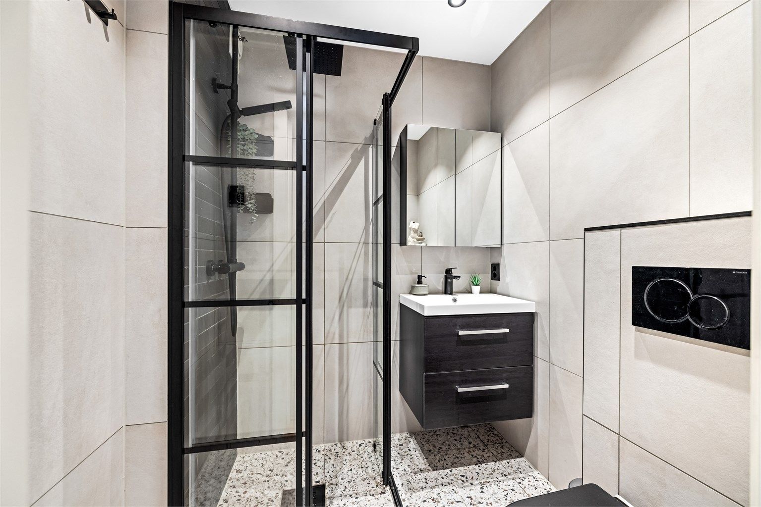 Badet ble oppgradert i 2023 og har flislagt gulv med elektrisk gulvvarme for ekstra komfort.