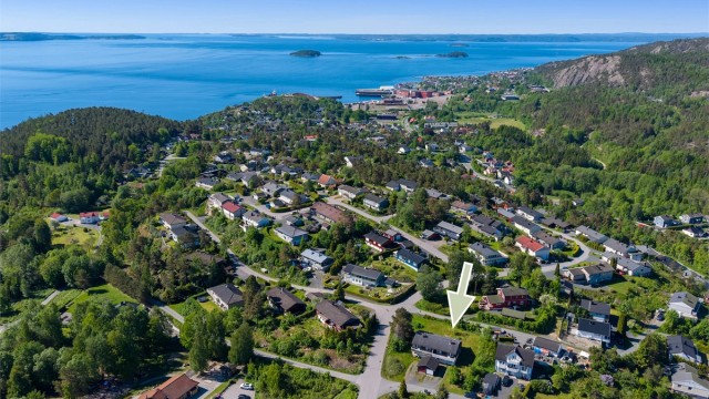 Eiendommen ligger i et veletablert boligområde med nærhet til sjøen og flotte turområder.
Foto: Stener Widnes