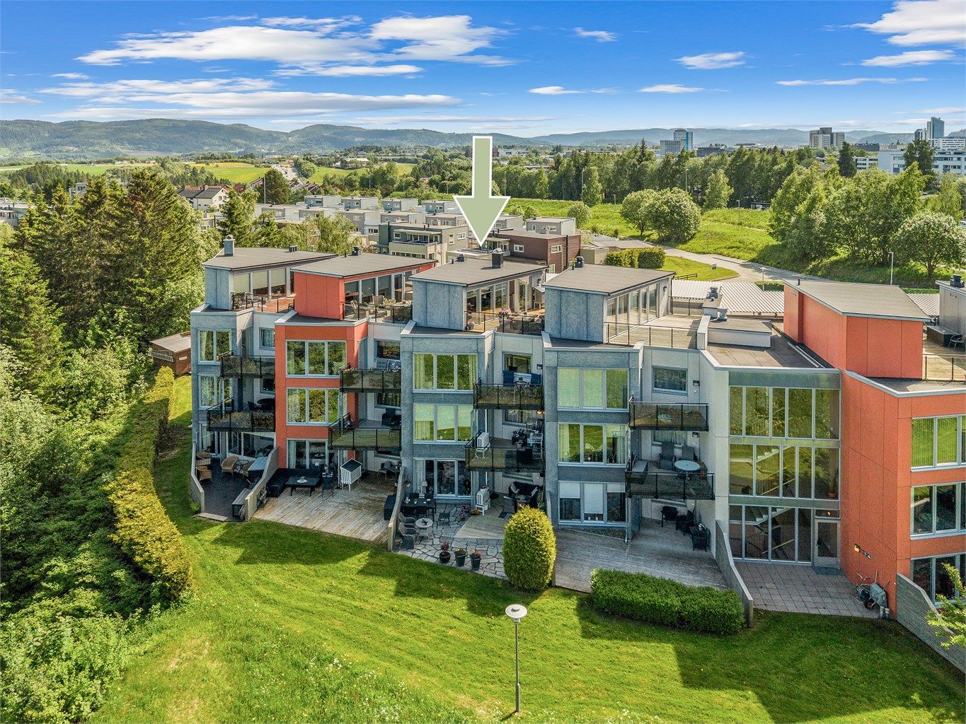 Velkommen til Anton Bergs vei 18 – en innholdsrik andelsleilighet over to plan beliggende i et attraktivt område på Flatåsen. 