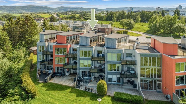 Velkommen til Anton Bergs vei 18 – en innholdsrik andelsleilighet over to plan beliggende i et attraktivt område på Flatåsen.