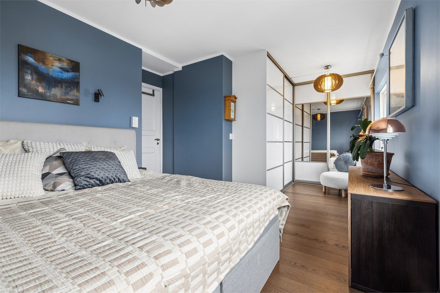 Hovedsoverommet er romslig og har en stor skyvedørsgarderobe. Rommet kan enkelt tilbakestilles til to separate soverom.