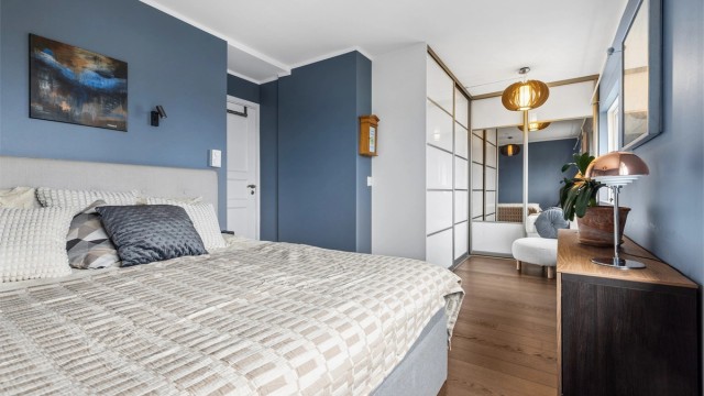 Hovedsoverommet er romslig og har en stor skyvedørsgarderobe. Rommet kan enkelt tilbakestilles til to separate soverom.