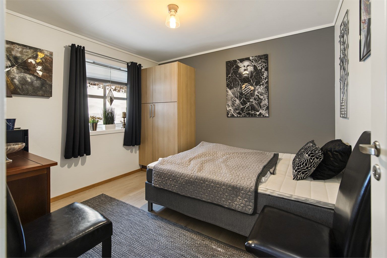 Soverom 2 har også god plass og er innredet med garderobeløsning