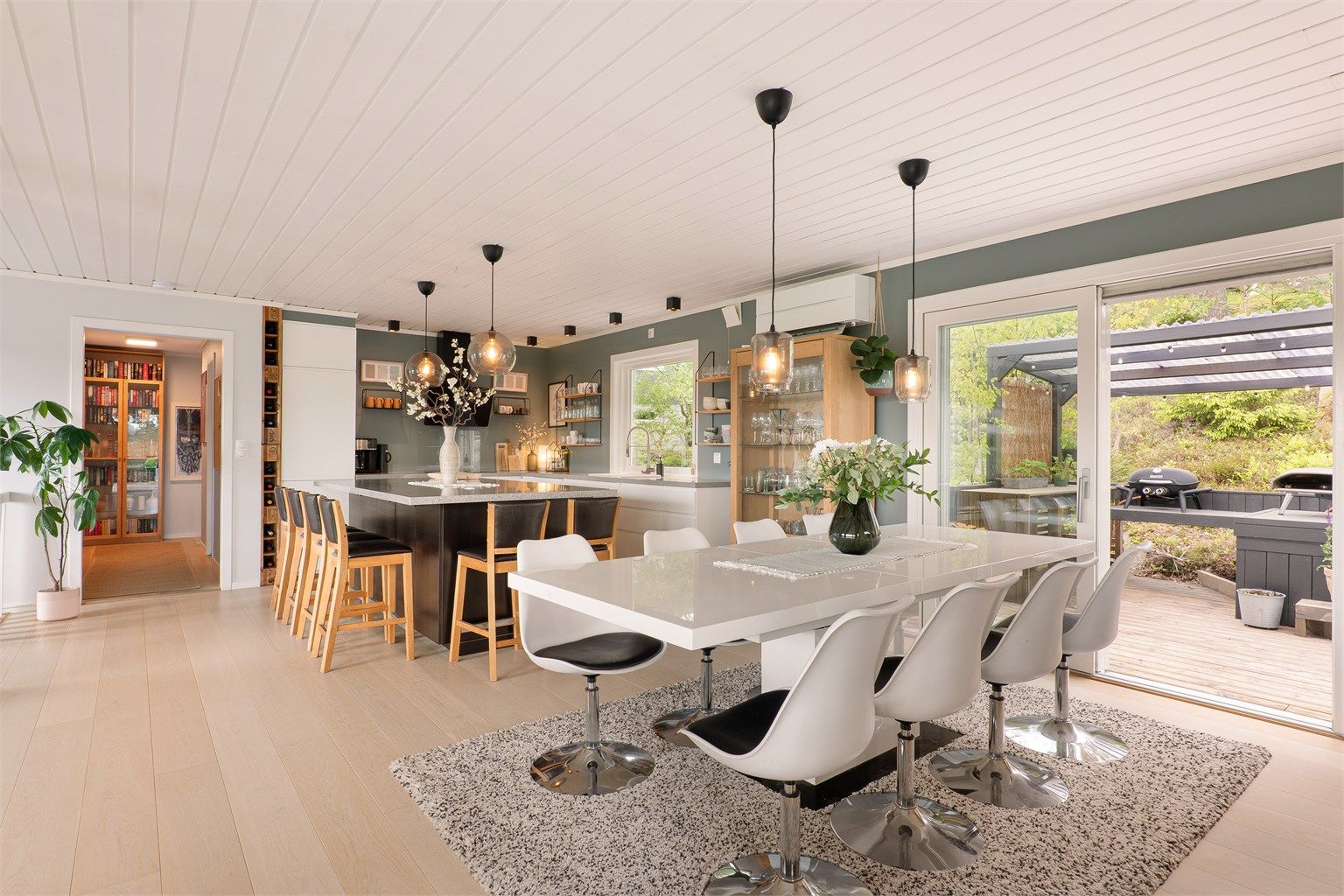 Terrassedører på to sider av stuen gjør det meget enkelt å ta med måltidene utendørs.