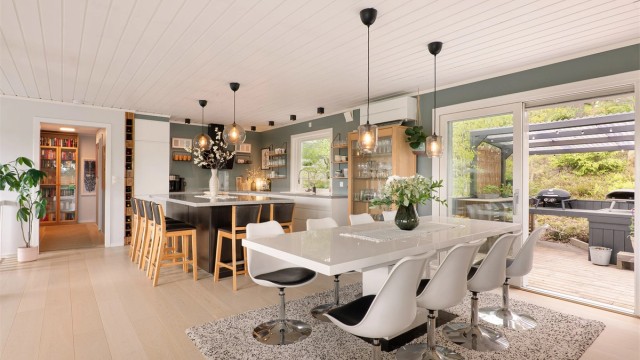 Terrassedører på to sider av stuen gjør det meget enkelt å ta med måltidene utendørs.