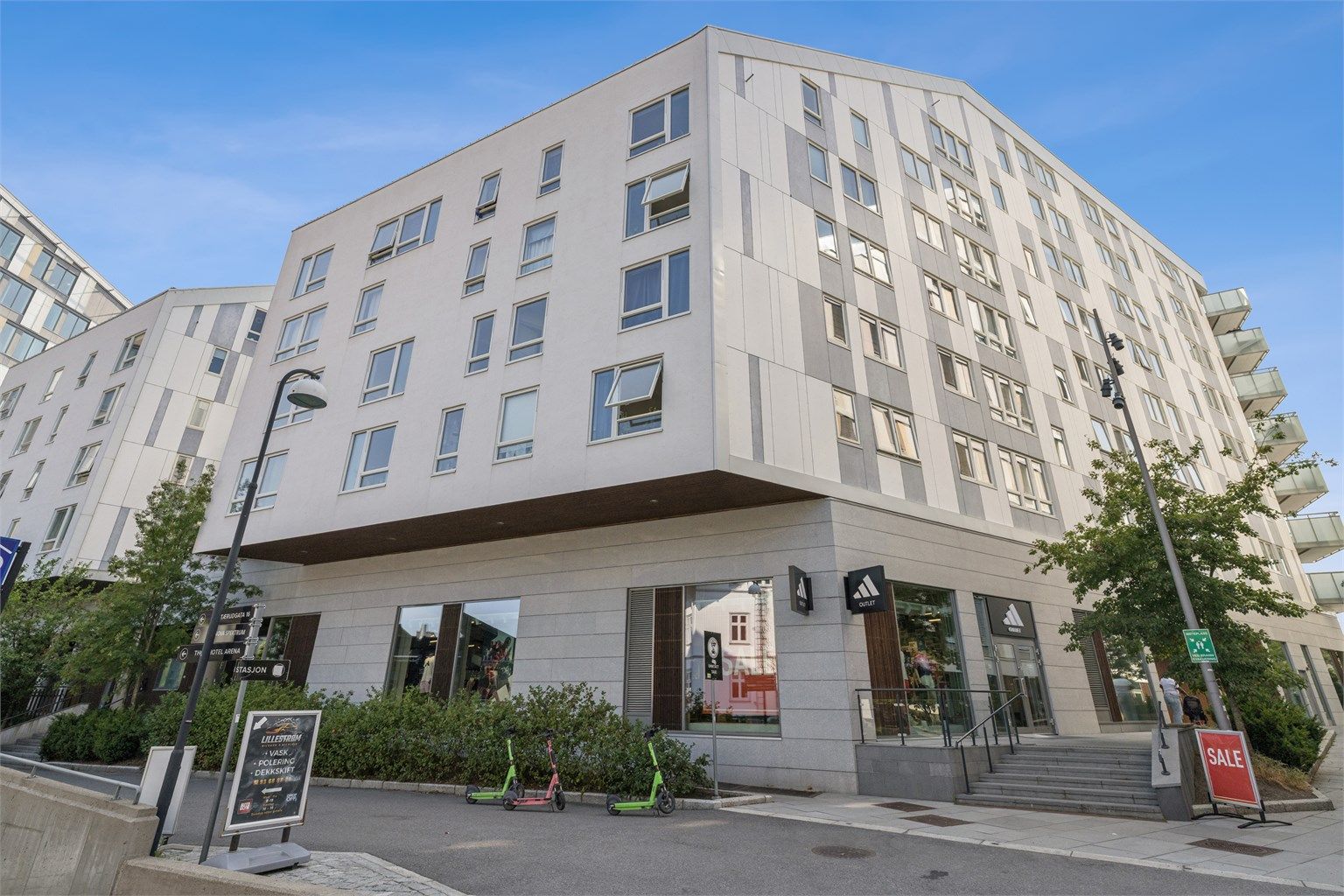Moderne leilighetsbygg fra 2017 med heisadkomst til etasjene.