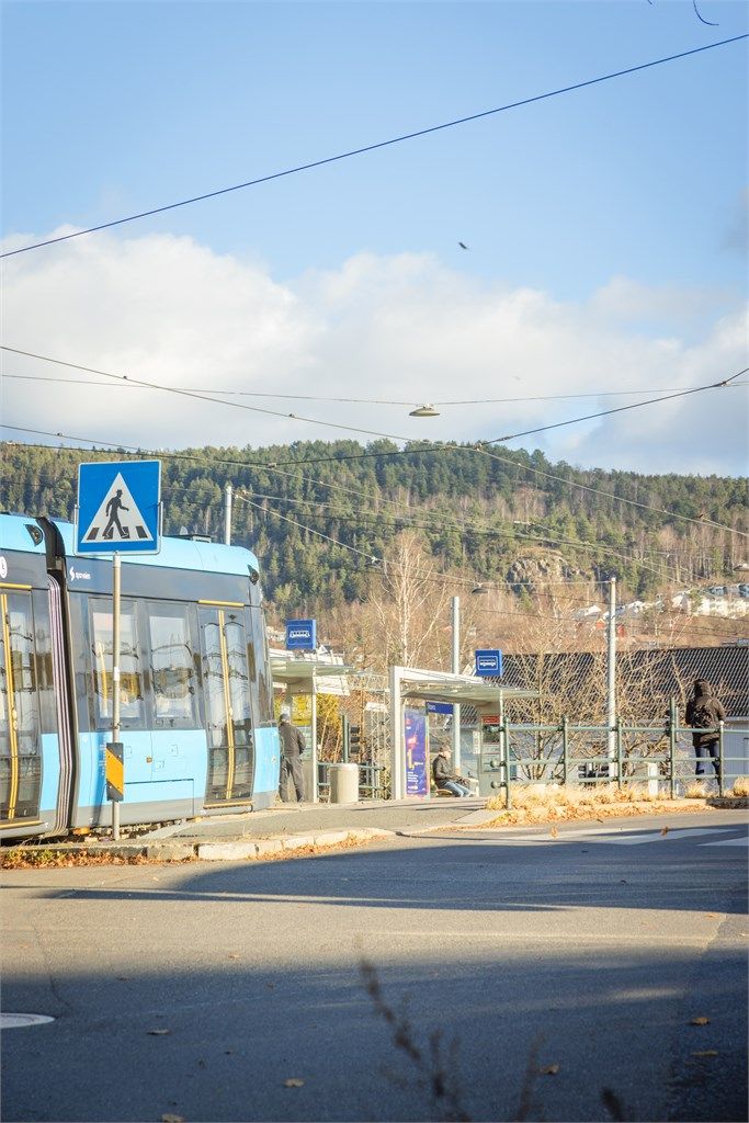 Kollektivtilbudet er meget godt, med Grefsenveien trikkeholdeplass kun få minutter unna.