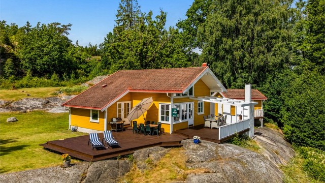 Eiendommen ligger usjenert og fritt til i terrenget med gode solforhold.