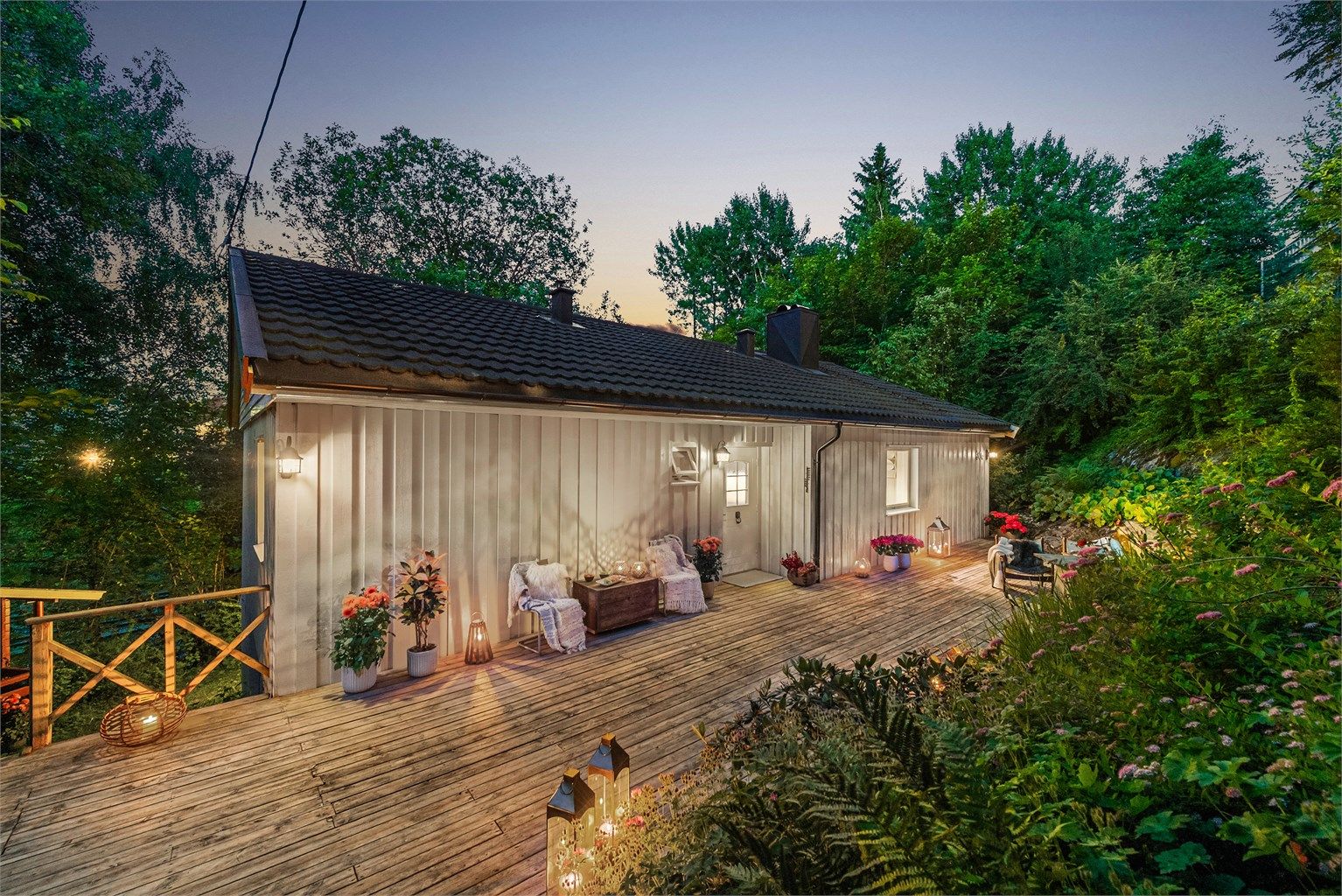 Stor markterrasse i forbindelse med inngangspartiet.