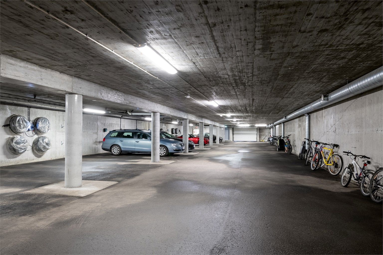 Egen garasjeplass med installert elbillader og en ekstern bod på 5 m² i felles garasjeanlegg.