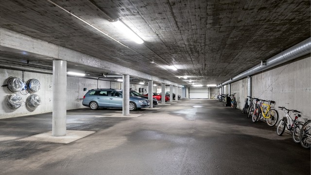 Egen garasjeplass med installert elbillader og en ekstern bod på 5 m² i felles garasjeanlegg.
