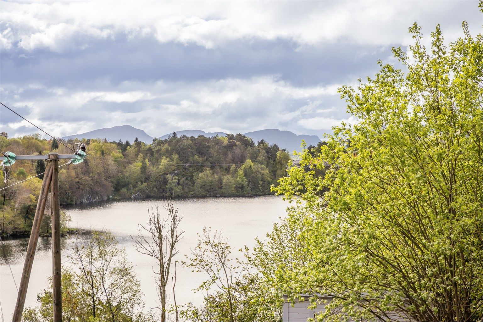 Fra leiligheten er det få minutters gange til svømming i både ferskvann og sjø.