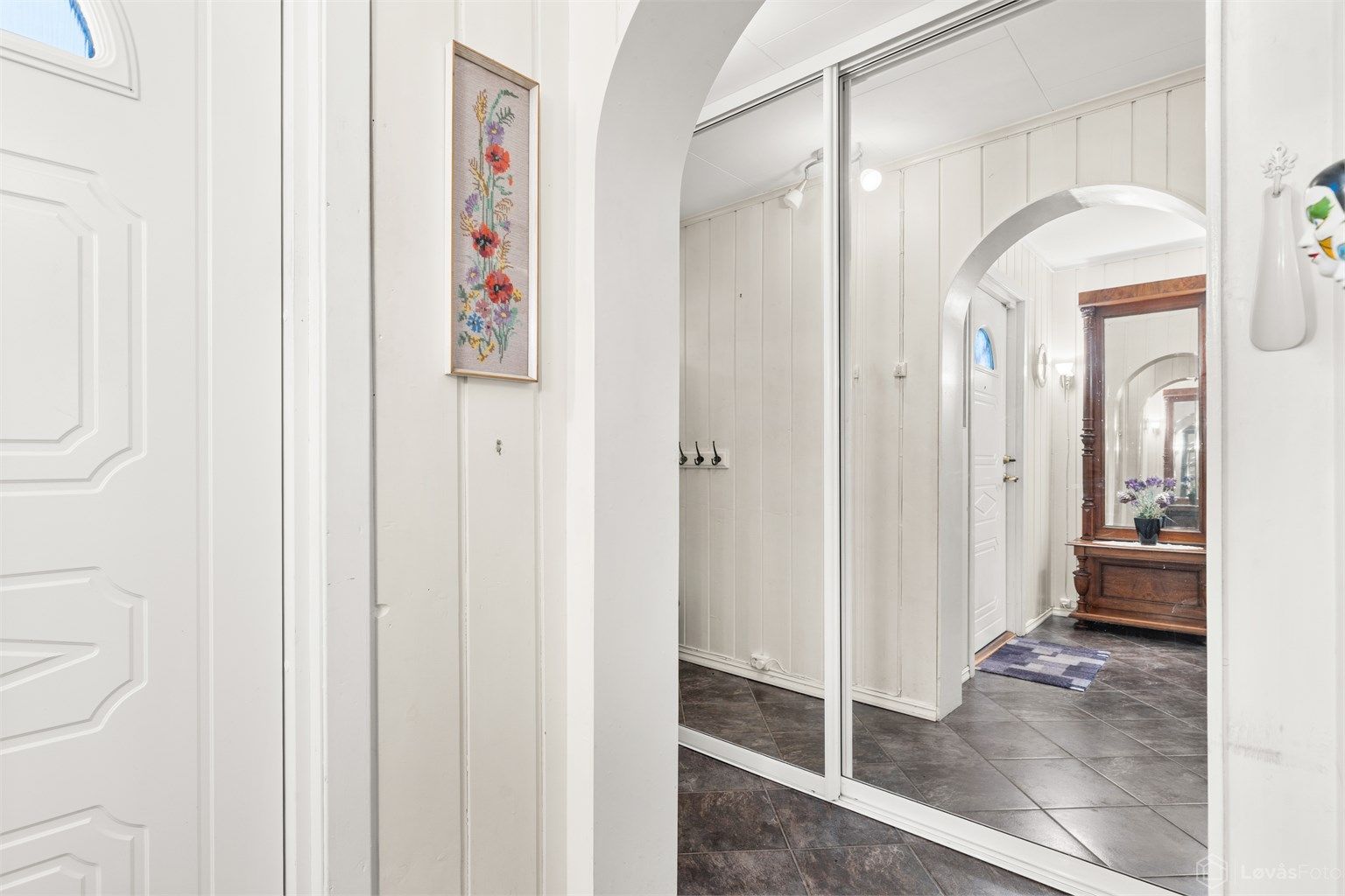 En romslig skyvedørsgarderobe i entréen gir gode oppbevaringsmuligheter for yttertøy.