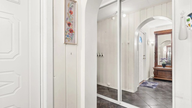 En romslig skyvedørsgarderobe i entréen gir gode oppbevaringsmuligheter for yttertøy.