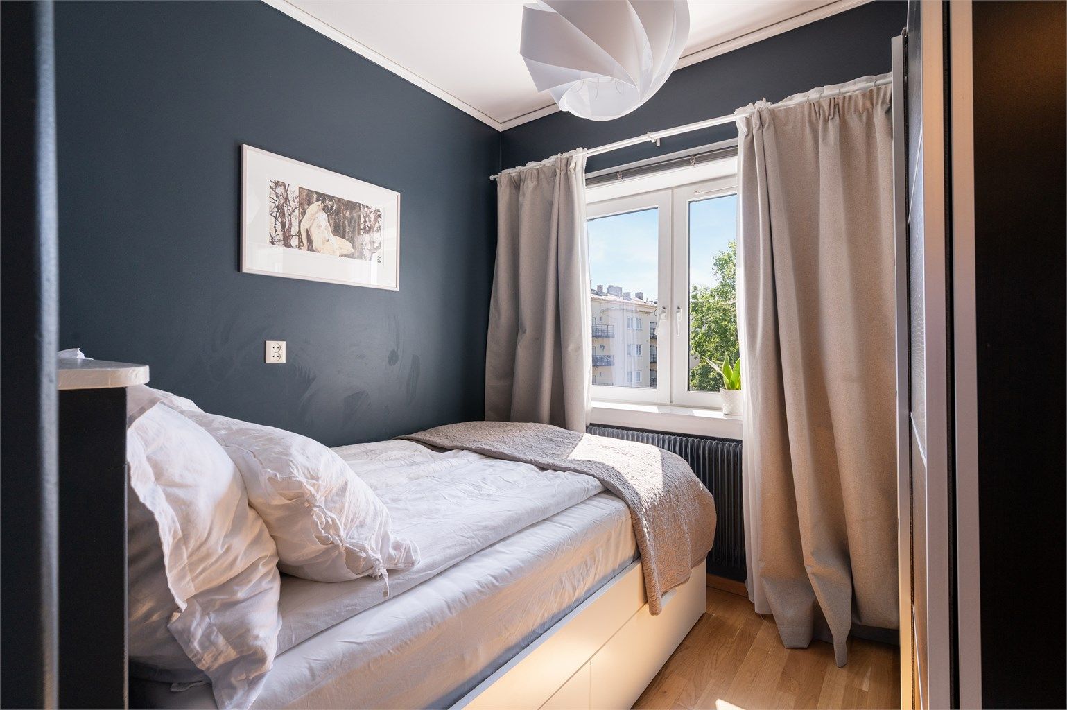 Hyggelig soverom, med plass til dobbeltseng, og skap.