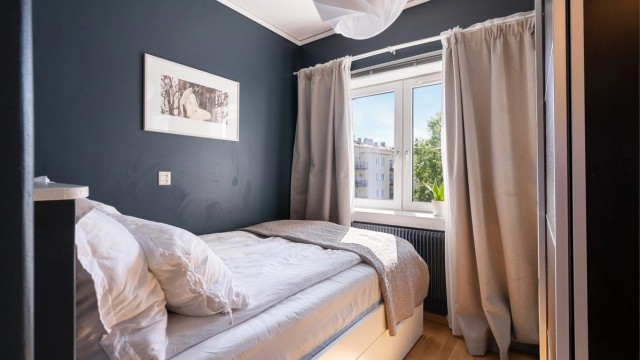 Hyggelig soverom, med plass til dobbeltseng, og skap.