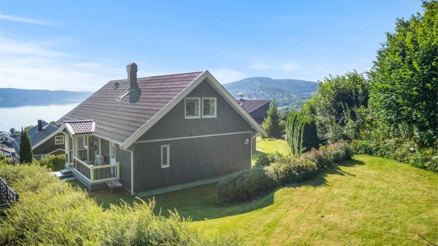 Boligen ligger med fantastisk flott utsikt utover Drammensfjorden